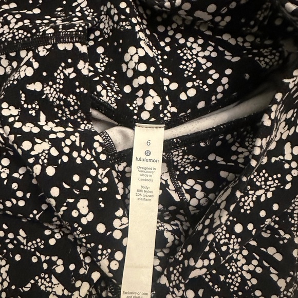 LuLulemon black & white capri yoga pants women’s 6 - Picture 3 of 3